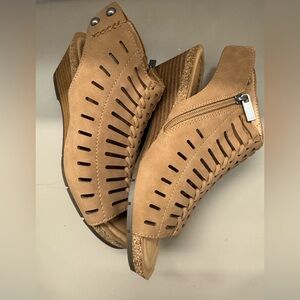 Earth’s Women's Tan Wedge Sandals